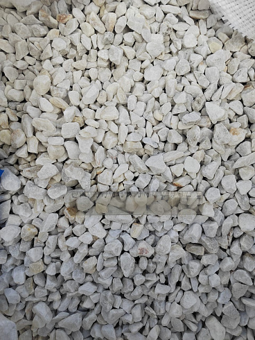 Kamenclub.ru: Мраморная крошка, щебень, цвет-белый, фр. 10-20 мм.  купить в Истре мрамор белый, молочный айвори каменная ландшафтная декоративная крошка шебня 12000 руб/т   фото КАМЕНЬ КЛУБ