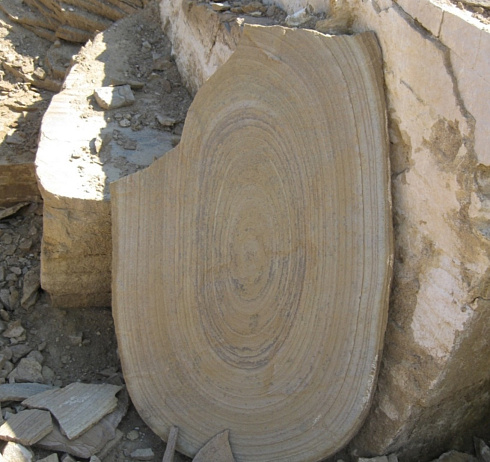 Kamenclub.ru: Форматный камень (плаха) пошаговая дорожка от 70-150 см (4 -12 см)  купить в Истре плитняк  форматный плаха желтый песчаник 9 000 руб/т   фото КАМЕНЬ КЛУБ