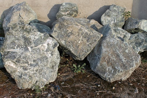 Kamenclub.ru: Змеевик скальник фр. 500-1500 мм.  купить в Истре змеевик зеленый серый черный глыба скальная колотая 7500 руб/т   фото КАМЕНЬ КЛУБ