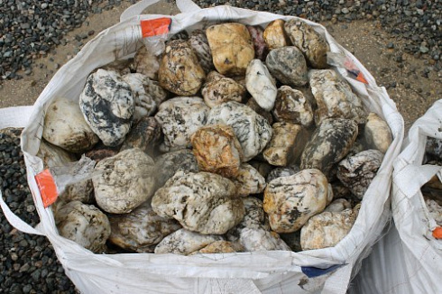 Kamenclub.ru: Кварцевый валунчик фр.100-300 мм.  купить в Истре кварц белый, бежевый молочный рыжий крупный природный камень галечник 7850 руб/т   фото КАМЕНЬ КЛУБ