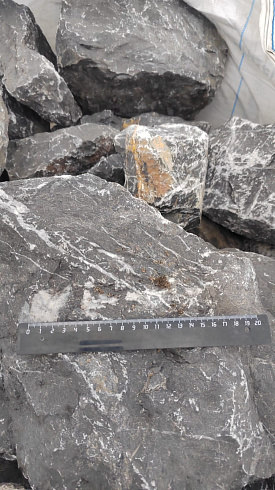 Kamenclub.ru: Черный мрамор скальник фр. 100-500 мм.  купить в Истре мрамор черный белый серый крупный колотый валун ландшафтный 8500 руб/т   фото КАМЕНЬ КЛУБ