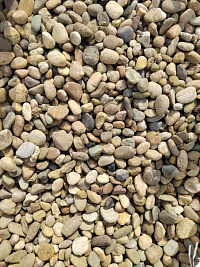 Kamenclub.ru: Галька речная окат рыжая фр. 20-40 мм. купить  в Истре галька речная окатанная рыжая желтая серая округлая речная галька 5000 руб/т   фото КАМЕНЬ КЛУБ