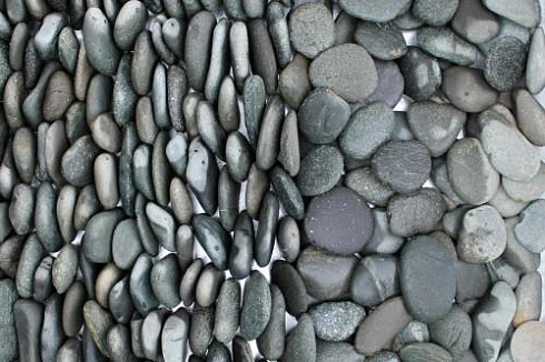 Kamenclub.ru: Галька речная плоская (темно-серая) фр. 70-150 мм. купить  в Истре галечник природный темно-серый серый синий речная плоская природная окатанная  9000 руб/т   фото КАМЕНЬ КЛУБ