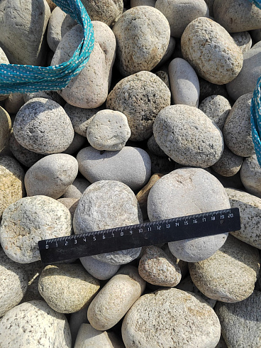 Kamenclub.ru: Галька речная окат (серо-белая) фр. 70-120 мм купить  в Истре галька галечник бело-серая, серо-белая, серая, белая речная природная галька  8000 руб/т   фото КАМЕНЬ КЛУБ