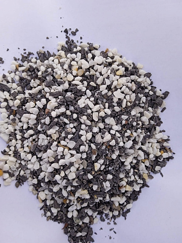 Kamenclub.ru: Мраморная крошка (щебень галтованный микс:: белый-черный) фр.5-10 мм  купить в Истре мрамор белый, черный, молочный, серый галтовка мраморная окатанная декоративная ландшафтная 15500 руб/т   фото КАМЕНЬ КЛУБ