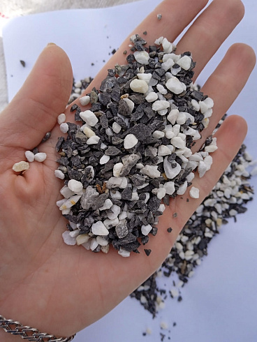 Kamenclub.ru: Мраморная крошка (щебень крошка микс : белый-черный-розовый) фр. 5-10 мм.  купить в Истре мрамор белый, черный, розовый, разноцветный микс декоративная мраморная каменная крошка 12000 руб/т   фото КАМЕНЬ КЛУБ