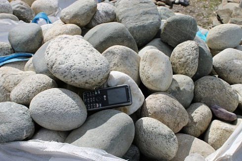 Kamenclub.ru: Речной валун (Ассорти) фр.100-300 мм.  купить в Истре галечник серый, темно-серый, светло-серый речная галька крупных размеров 4200 руб/т   фото КАМЕНЬ КЛУБ