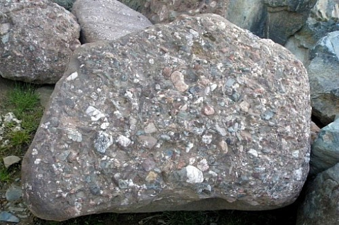 Kamenclub.ru: Конгломераты фр. 300-1000 мм.  купить в Истре кварц мрамор диабаз коричневый, серый зеленоватый речной валун крупный 6500 руб/т   фото КАМЕНЬ КЛУБ