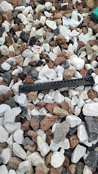 Kamenclub.ru: Мраморная крошка (щебень крошка микс : белый-черный-розовый) фр. 20-40 мм.  купить в Истре мрамор белый, черный, розовый декоративная ландшафтная крошка 12000 руб/т   фото КАМЕНЬ КЛУБ