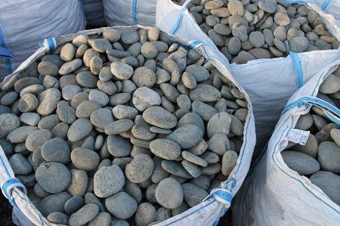 Kamenclub.ru: Галька речная плоская (ассорти) фр. 100-200-300 мм купить  в Истре галька галечник природный серый, белый темно-серый синий рыжий светло-серый природная галька плоская крупная 8000 руб/т   фото КАМЕНЬ КЛУБ