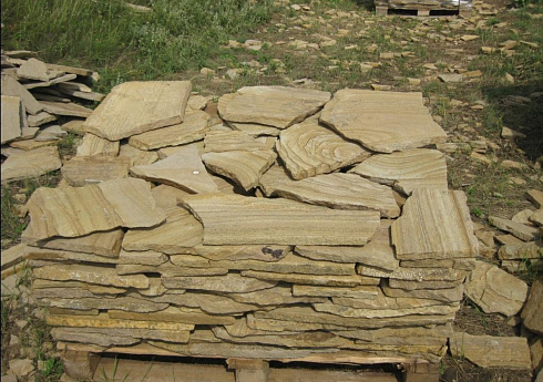 Kamenclub.ru: Песчаник пластушка желтый с разводом под дерево (2 см)  купить в Истре плитняк желтый с разводами, желтый, рыжий, серый песчаник пластушка рваная ландшафтная 11 000 руб/м3   фото КАМЕНЬ КЛУБ