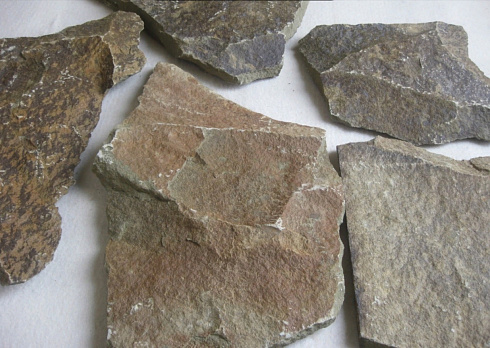 Kamenclub.ru: Песчаник пластушка "фонтанка" серо-зеленая (3,0-5,0 см)  купить в Истре песчаник серо-зеленая колотые плитки облицовочные пластушки 11400 руб/м3   фото КАМЕНЬ КЛУБ