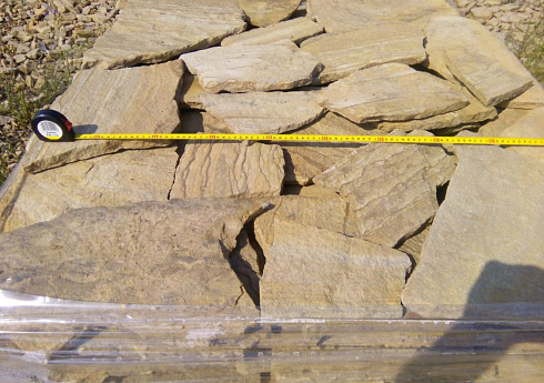 Kamenclub.ru: Песчаник пластушка желтый с разводом под дерево (2 см)  купить в Истре плитняк желтый с разводами, желтый, рыжий, серый песчаник пластушка рваная ландшафтная 11 000 руб/м3   фото КАМЕНЬ КЛУБ