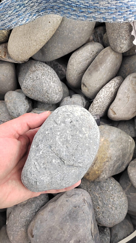 Kamenclub.ru: Галька речная окат (темно-серая) фр. 70-150 мм. купить  в Истре галька речная темно-серая, синяя, серая речная галька округлая  8000 руб/т   фото КАМЕНЬ КЛУБ