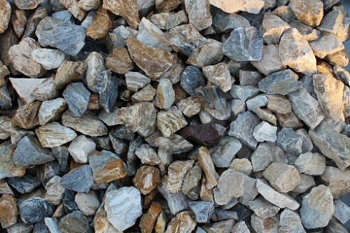 Kamenclub.ru: Мраморная крошка (щебень крошка медовый) фр. 20-40 мм.  купить в Истре мрамор бежевый рыжий желтый ландшафтная мраморная крошка 12000 руб/т   фото КАМЕНЬ КЛУБ