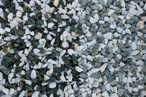 Kamenclub.ru: Мраморная крошка (щебень крошка микс: белый-зеленый) фр. 10-20 мм.  купить в Истре мрамор белый, зеленый каменная ландшафтная декоративная крошка щебня 9500 руб/т   фото КАМЕНЬ КЛУБ