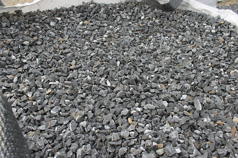 Kamenclub.ru: Щебень крошка черный (мрамор) фр. 40-70 мм.  купить в Истре мрамор черный с белыми прожилками, черный, белый декоративный щебень 11000 руб/т   фото КАМЕНЬ КЛУБ