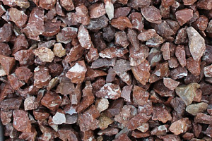 Kamenclub.ru: Мраморная крошка (щебень крошка розовый) фр. 20-40 мм.  купить в Истре мрамор розовый, красный мраморная крошка декоративная 11000 руб/т   фото КАМЕНЬ КЛУБ