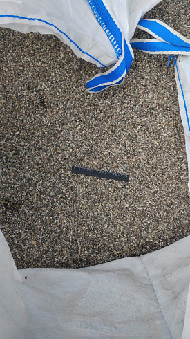 Kamenclub.ru: Галька речная окат (серая) фр.3-5 мм купить  в Истре галька речная серая бежевый темно-серый окатанный речной камень округлый 9500 руб/т   фото КАМЕНЬ КЛУБ