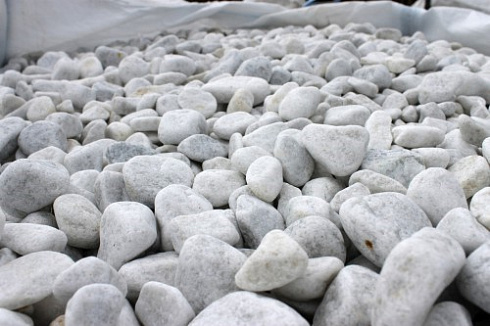 Kamenclub.ru: Мраморная крошка (щебень галтованный белый), фр.20-40 мм.  купить в Истре мрамор белый бежевый молочный мраморный щебень декоративный 17000 руб/т   фото КАМЕНЬ КЛУБ