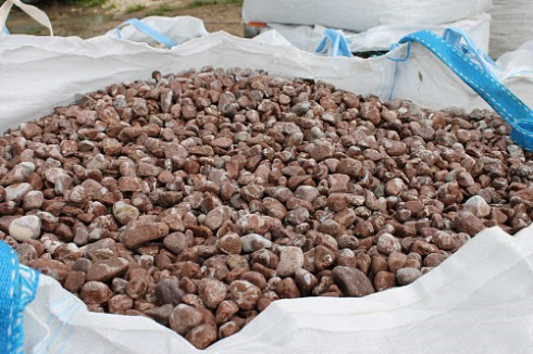 Kamenclub.ru: Мраморная крошка (щебень галтованный розовый) фр.10-20 мм.  купить в Истре мрамор розовый, красный ландшафтный декоративный окатанный округлый щебень 15000 руб/т   фото КАМЕНЬ КЛУБ