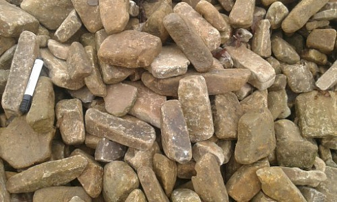 Kamenclub.ru: Песчаник для строительства и кладки блочный (фр 100-200 мм)  купить в Истре песчаник бежевый серый рыжий валун мелкий для строительства песчаник 6500 руб/т   фото КАМЕНЬ КЛУБ