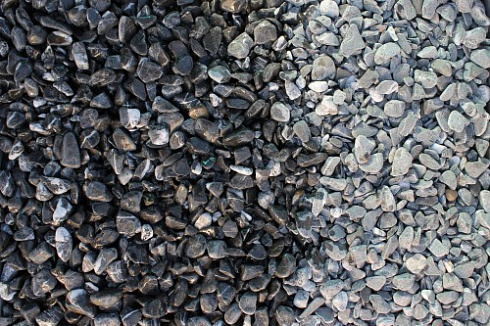 Kamenclub.ru: Щебень галтованный черный (мрамор) фр.10-20 мм.  купить в Истре мрамор черный с белыми прожилками, черный, белый окатанный округлый ландшафтный декоративный щебень 15000 руб/т   фото КАМЕНЬ КЛУБ