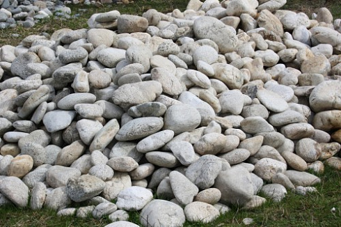 Kamenclub.ru: Бело-серый валунчик фр.100-300 мм.  купить в Истре крупный камень для ландшафта серый, белый бело-серый валун крупная галька 4500 руб/т   фото КАМЕНЬ КЛУБ