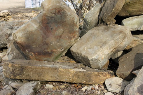 Kamenclub.ru: Песчаник плиты - плахи - пошаговые дорожки (фр. 70-150 мм)  купить в Истре песчаник серый бежевый желтый зеленый колотый песчаник строительный 6500 руб/т   фото КАМЕНЬ КЛУБ