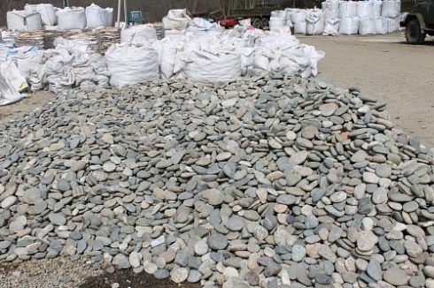 Kamenclub.ru: Галька речная плоская (ассорти) фр. 70-150 мм. купить  в Истре галька галечник серый белый темно-серый синий светло-серый плоская природная галька  9000 руб/т   фото КАМЕНЬ КЛУБ