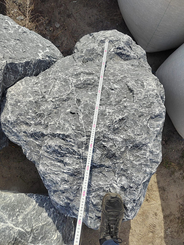 Kamenclub.ru: Черный мрамор скальник фр. 1000-1500 мм.  купить в Истре мрамор черный белый серый крупный колотый валун ландшафтный 9000 руб/т   фото КАМЕНЬ КЛУБ