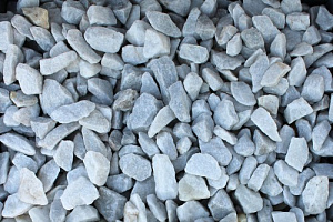 Kamenclub.ru: Мраморная крошка, щебень, цвет-белый,  фр. 20-40 мм.  купить в Истре мрамор белый молочный слоновая кость айвори  мраморная крошка ландшафтная 12000 руб/т   фото КАМЕНЬ КЛУБ