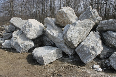 Kamenclub.ru: Мраморизированный известняк фр.500-1500 мм.  купить в Истре    10000 руб/т   фото КАМЕНЬ КЛУБ