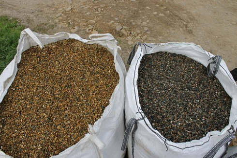 Kamenclub.ru: Галька окат (серо-желтая) фр.10-20 мм. купить  в Истре галька серо-желтая, рыжая, серый речная окатанная округлая галька 5000 руб/т   фото КАМЕНЬ КЛУБ