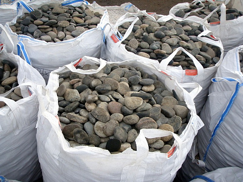 Kamenclub.ru: Галька речная плоская (ассорти) фр. 100-200-300 мм. купить  в Истре галька плоская разноцветная серый белый темно-серый синий речная галька ландшафтная 8000 руб/т   фото КАМЕНЬ КЛУБ