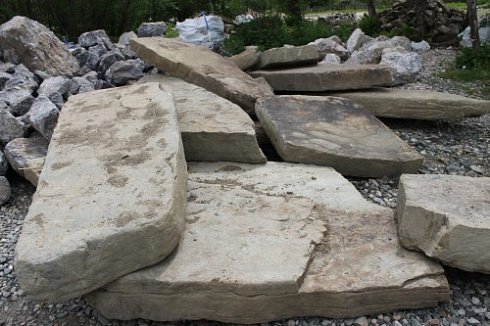 Kamenclub.ru: Песчаник плиты - плахи - пошаговые дорожки (фр. 70-150 мм)  купить в Истре песчаник серый бежевый желтый зеленый колотый песчаник строительный 6500 руб/т   фото КАМЕНЬ КЛУБ