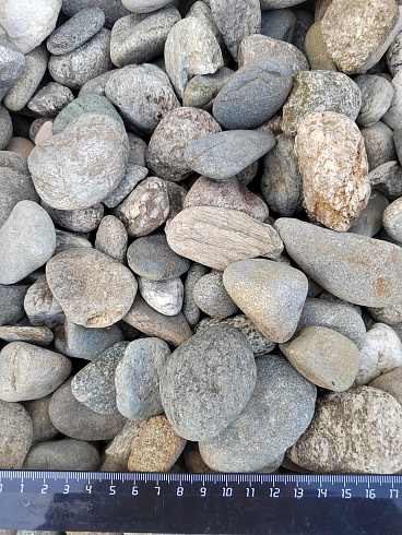 Kamenclub.ru: Галька речная окат (пестрая) фр. 20-40 мм. купить  в Истре галька речная пестрая, серая, серые оттенки галька речная окатанная округлая 5000 руб/т   фото КАМЕНЬ КЛУБ