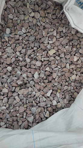 Kamenclub.ru: Мраморная крошка (щебень галтованный розовый) фр.20-40 мм.  купить в Истре мрамор розовый, красный оголтованный округлый щебень  15000 руб/т   фото КАМЕНЬ КЛУБ
