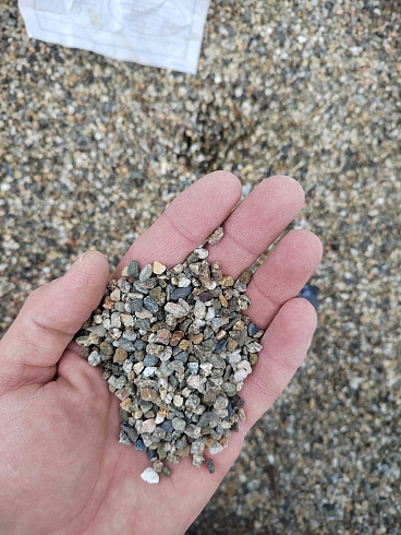 Kamenclub.ru: Галька речная окат (серая) фр.3-5 мм купить  в Истре галька речная серая бежевый темно-серый окатанный речной камень округлый 9500 руб/т   фото КАМЕНЬ КЛУБ