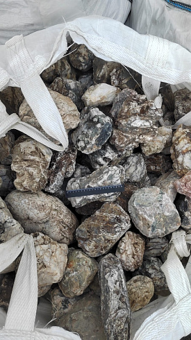 Kamenclub.ru: Кварцевый валунчик фр.100-300 мм.  купить в Истре кварц белый, бежевый молочный рыжий крупный природный камень галечник 7850 руб/т   фото КАМЕНЬ КЛУБ