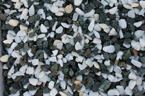 Kamenclub.ru: Мраморная крошка (щебень крошка микс: белый-зеленый-розовый) фр. 3-5 мм.  купить в Истре мрамор белый, зеленый, розовый мраморная декоративная крошка каменная 12000 руб/т   фото КАМЕНЬ КЛУБ