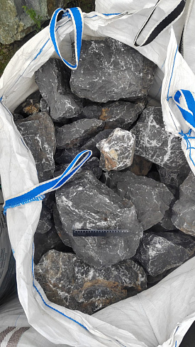 Kamenclub.ru: Черный мрамор скальник фр. 100-500 мм.  купить в Истре мрамор черный белый серый крупный колотый валун ландшафтный 8500 руб/т   фото КАМЕНЬ КЛУБ