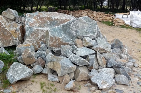 Kamenclub.ru: Гранит скальник (серо-зеленый) фр. 500-1500 мм.  купить в Истре гранит мрамор  серый зеленый темно-серый глыба скальная колотая ландшафтная 7 500 руб/т   фото КАМЕНЬ КЛУБ