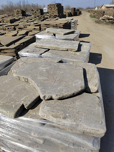 Kamenclub.ru: Песчаник пластушка галтованная светло-серая (3,0 см)  купить в Истре песчаник светло-серый, серый ландшафтный камень рваный колотый 21000 руб/м3   фото КАМЕНЬ КЛУБ