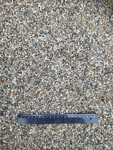 Kamenclub.ru: Галька речная окат (серая) фр.3-5 мм купить  в Истре галька речная серая бежевый темно-серый окатанный речной камень округлый 9500 руб/т   фото КАМЕНЬ КЛУБ