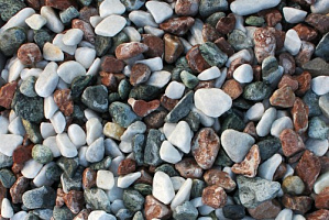 Kamenclub.ru: Мраморная крошка (щебень галтованный микс:белый-черный-розовый) фр.40-70 мм.  купить в Истре мрамор белый, черный розовый декоративный щебень галтованный 15500 руб/т   фото КАМЕНЬ КЛУБ