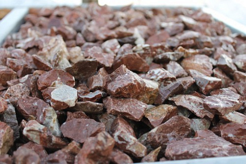 Kamenclub.ru: Мраморная крошка (щебень крошка розовый) фр. 20-40 мм.  купить в Истре мрамор розовый, красный мраморная крошка декоративная 11000 руб/т   фото КАМЕНЬ КЛУБ