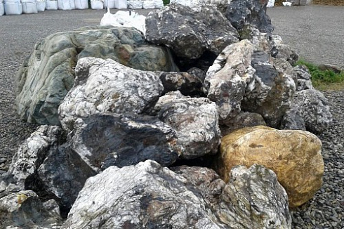 Kamenclub.ru: Черный гранит - кварцит фр. 500-1000 мм.  купить в Истре гранит кварцит черный серый белый скальный колотый валун 9750 руб/т   фото КАМЕНЬ КЛУБ