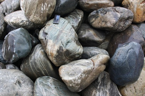 Kamenclub.ru: Речной валун Кабанчик фр.300-500 мм.  купить в Истре крупный природный камень галька серый, темно-серый речной валун галечник масштабный 7000 руб/т   фото КАМЕНЬ КЛУБ