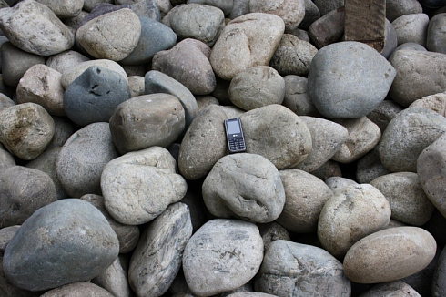 Kamenclub.ru: Темно-серый валунчик фр.100-300 мм.  купить в Истре крупный природный камень серый, темно-серый, светло-серый речная галька большого размера окатанная 4500 руб/т   фото КАМЕНЬ КЛУБ